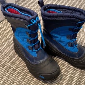 Men’s North Face waterproof navy/royal blue snow boots Size 7 EUC